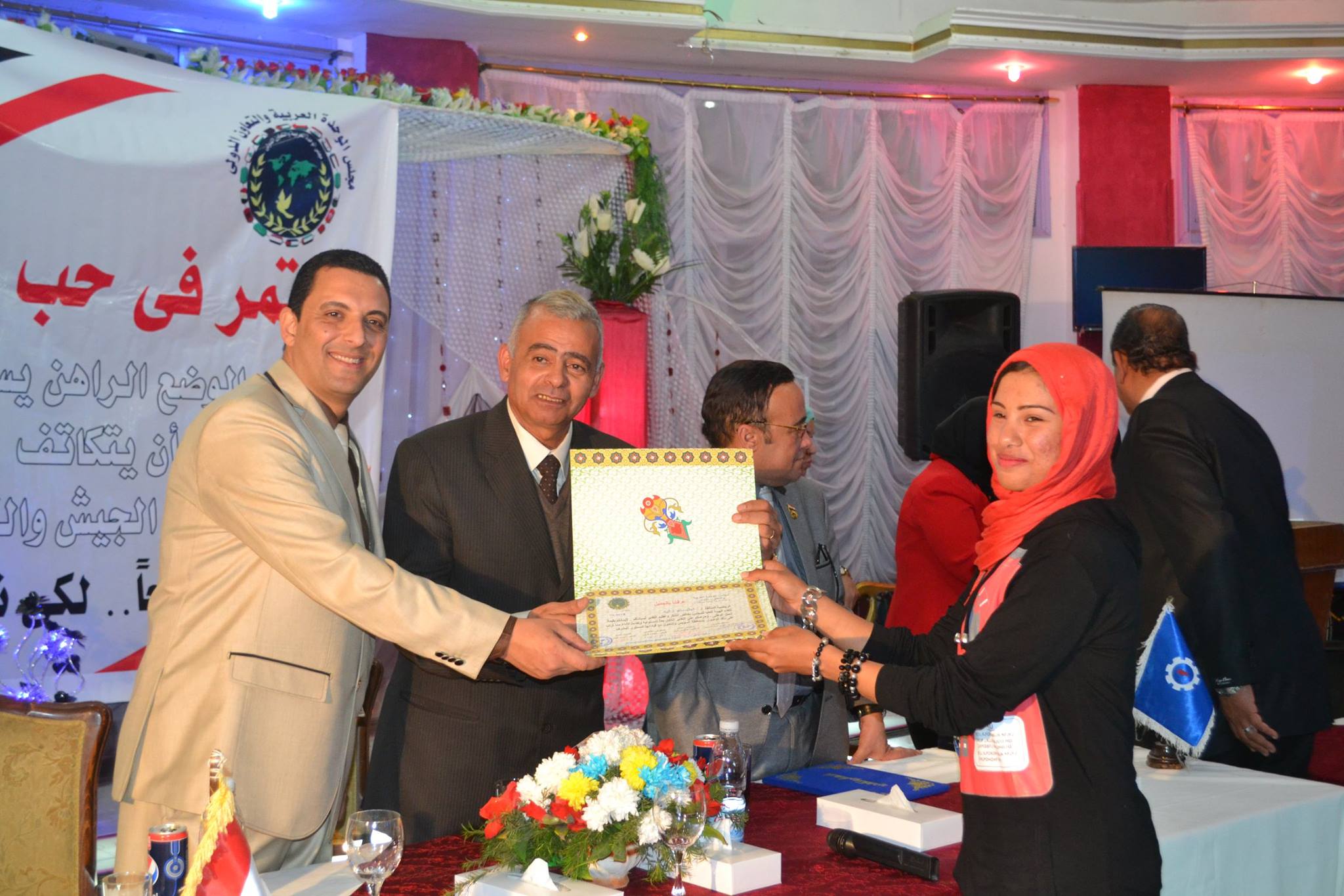 فى مؤتمرشعبى اللواء أركان حرب : العربى السروى محافظ السويس يفتتح فرع المنظمة ويكرم رئيسها بتسليمه درع المحافظة